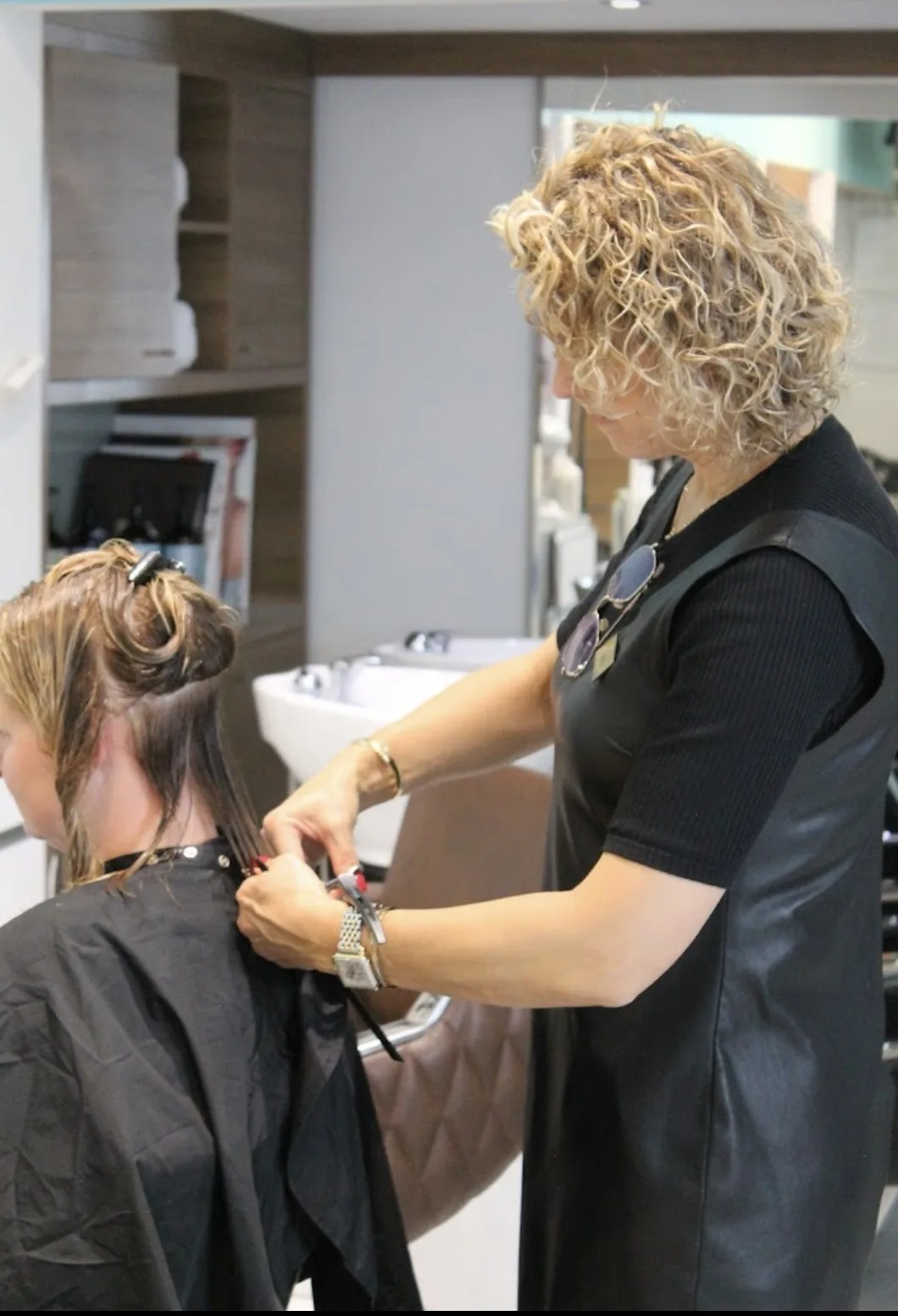 Frizerka na poslu u salonu Beauty First