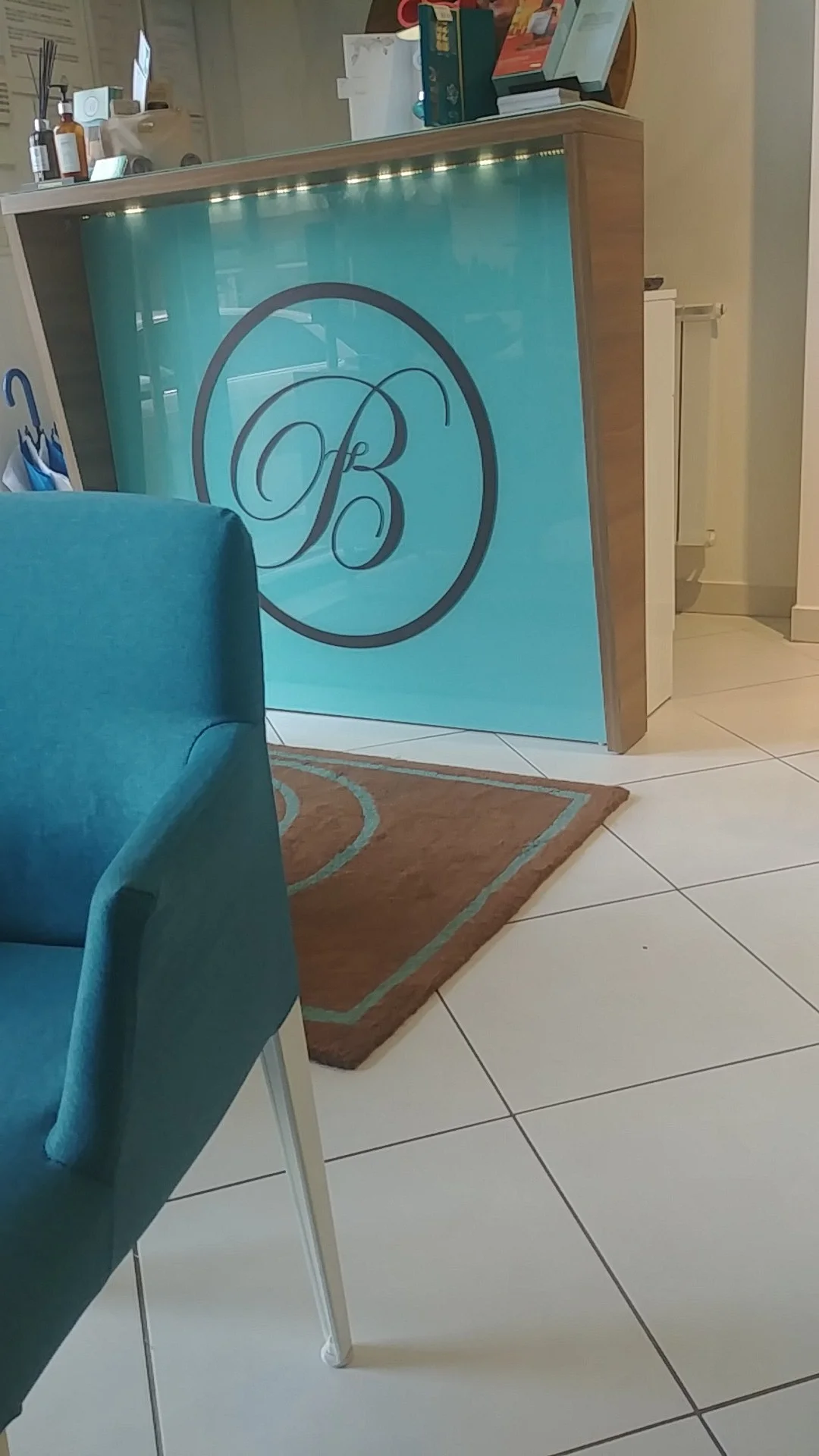 Recepcija salona Beauty First s prepoznatljivim logom